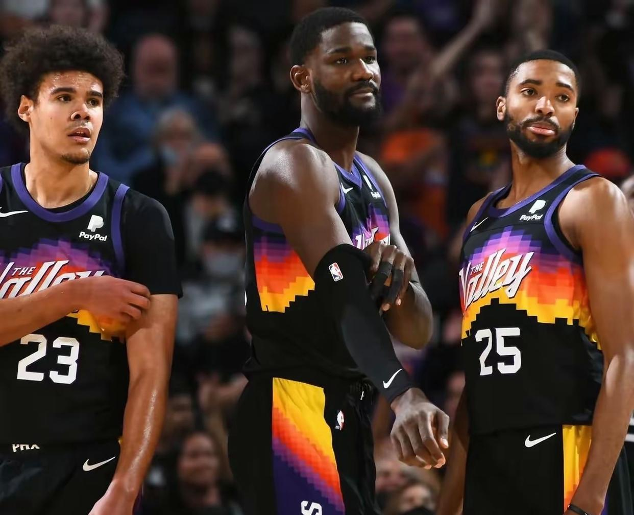 关键时刻紧张的篮球明星